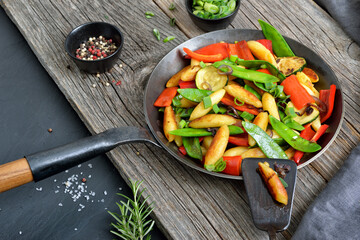 Vegane Küche mit schwäbischen Schupfnudeln und gebratenem Gemüse in der Eisenpfanne - Vegan pan...
