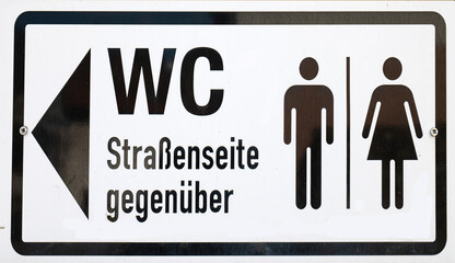 WC auf der anderen Strassenseite
