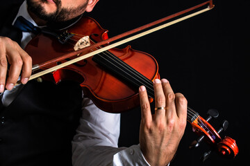 Hombre de vestimenta elegante tocando el violín en concierto - obrazy, fototapety, plakaty