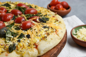 pizza caprese con quesos tomate y albahaca