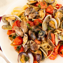 delicious spaghetti with clams and tomatoes