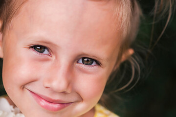 The caucasian child of 6 years is a beautiful girl with wide eyes