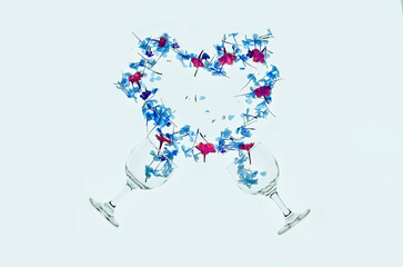 Dos copas con flores formando un corazón