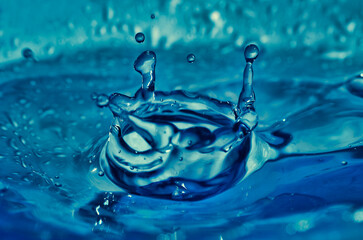 Splash de agua en tono azul
