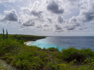 Obraz premium Spectacular Bonaire shoreline with a dramatic cloudscape