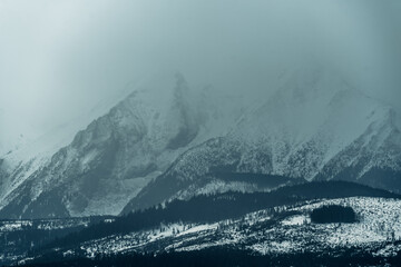 Tatry Wysokie o świcie, zima, szczyty w chmurach, Karpaty, widok z przełęczy nad Łapszanką. - obrazy, fototapety, plakaty