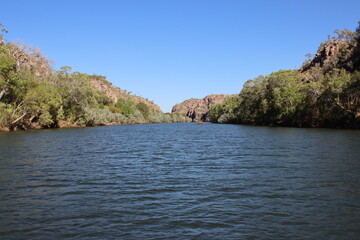 Obraz premium Cruising on the Katherine River through the Katherine Gorge in the Nitmiluk National Park in Australia's Northern Territory.