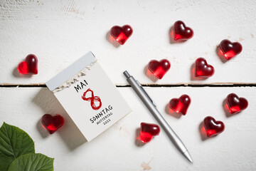 tear-off calendar with the date of mother's day 2022 in German on wooden background