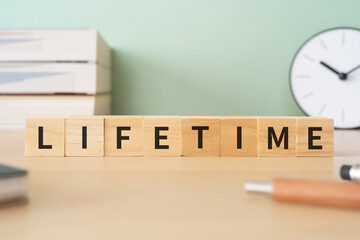 一生のイメージ｜「LIFETIME」と書かれた積み木が置かれたデスク