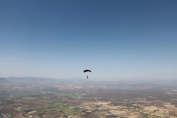Fototapeta na wymiar Solo parachute is flying in the sky.