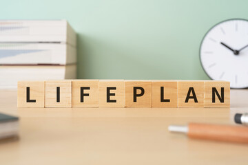 人生設計のイメージ｜「LIFEPLAN」と書かれた積み木