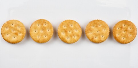 갈색 원형모양의 비스킷, 간식, 음식