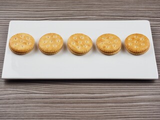 갈색 원형모양의 비스킷, 간식, 음식