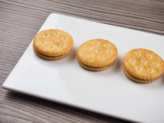 갈색 원형모양의 비스킷, 간식, 음식