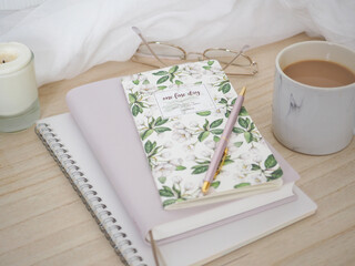 ナチュラル　木目　デスク　ノート　マグ　無人