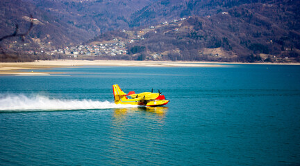 splendid glide on the lake, of the Canadair of fire fighting