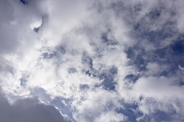 Obraz premium Clouds on a dark sky in spring (copy space).