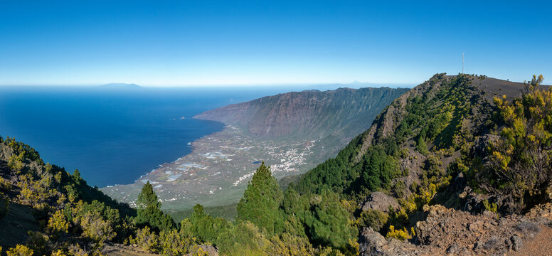 El Golfo Tal auf der Insel El Hierro - rechts der Gipfel des h&ouml;chsten Berges Pico de Malpaso mit Mast