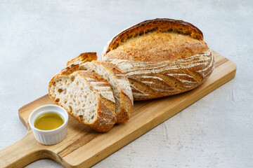 カットされてカッティングボードに置かれたパン