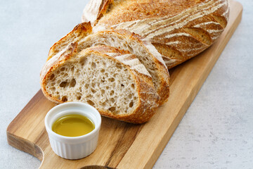 カットされてカッティングボードに置かれたパン