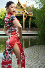 Obraz premium asian woman posing proud infront of a pagoda