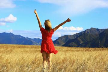 Fototapeta premium mountains travel field girl, freedom and happiness concept active