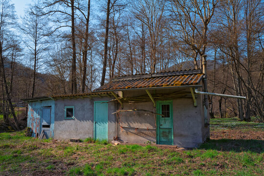 cabanon au toit en fibrociment