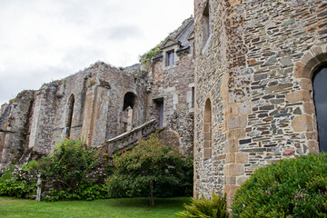 Fototapeta na wymiar Paimpol. Escalier, côté est, d'accès aux anciens dortoirs des chanoines de l'abbatiale de l'abbaye de Beauport. Côtes-d'Armor. Bretagne