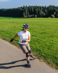 Junge Frau hat Spaß beim Skaten mit Roller Skates