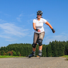 Junge Frau hat Spaß beim Skaten mit Roller Skates