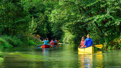 Naturerlebnis mit Kanu und Kayak in einer wildromantischen Flusslandschaft