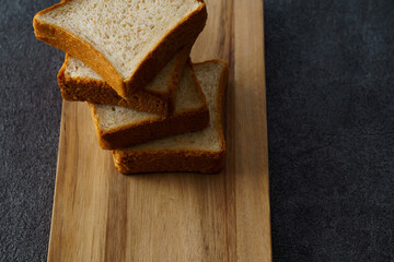カッティングボードに置かれた全粒粉入り食パン