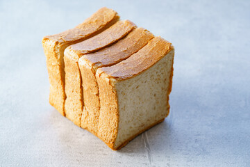 テーブルに置かれた全粒粉入り食パン