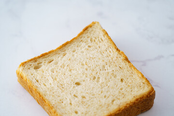 テーブルに置かれた全粒粉入り食パン