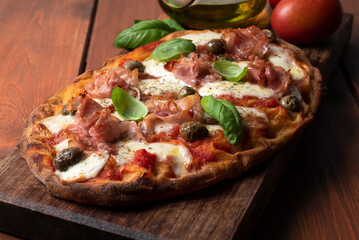Deliziosa pinsa romana con mozzarella, sugo e prosciutto, Cibo Italiano 