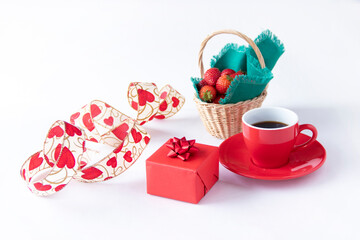 Obraz na płótnie Canvas ハート模様のリボンと贈り物とコーヒーとバスケットいっぱいのイチゴ（とちあいか・栃木県産）