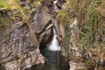 cascata nella roccia