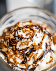 Boule de glace napée de caramel et de chocolat vue de près