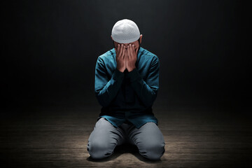 Muslim man praying in the mosque - 495395590