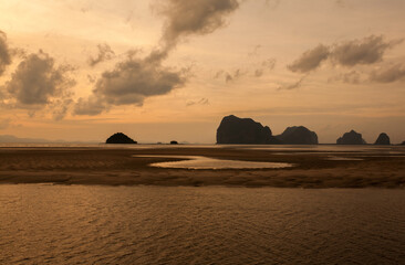 Fototapeta na wymiar Sunset or sunrise over Andaman Sea, Southern Thailand