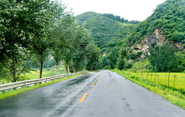 The road to the mountain