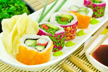 Sushi California Roll vegetarisch und Masago Classic Roll mit Sojasauce, Ingwer, Wasabi und Wakame Salat