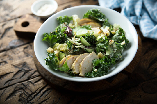 Healthy green salad with chicken