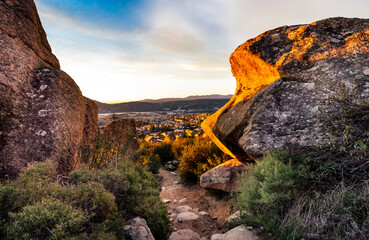 Manzanares el Real desde la Senda Maeso entre dos rocas de la Pedriza. Madrid.
