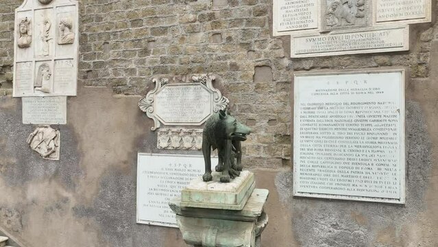 La Lupa di Romolo e Remo sulla piazza del Campidoglio Roma, sede del Comune di Roma. 
Veduta aerea della statua della Lupa e di Marco Aurelio a cavallo.