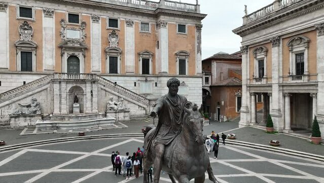 Gruppo di turisti in visita guidata al Campidoglio, Roma, Italia.
Piazza del Campidoglio, una guida turistica accompagna i visitatori.