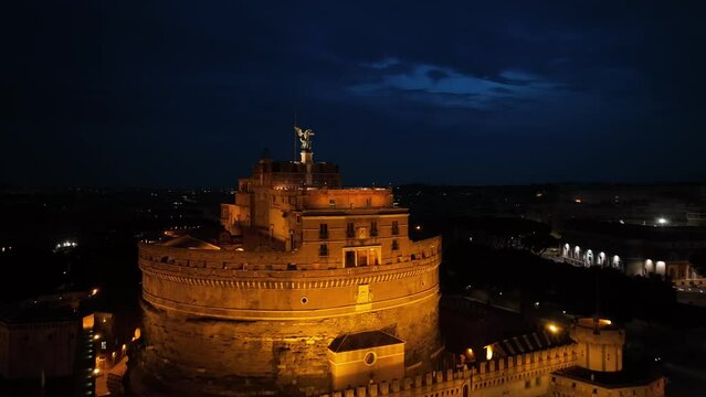 Roma, Castel Sant'Angelo di notte.
Ripresa aerea del famoso Castello sul fiume Tevre.