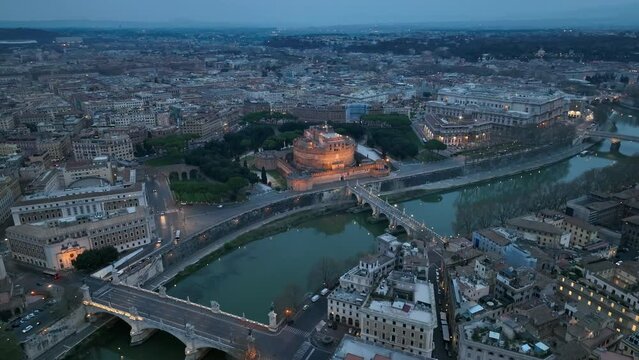 Roma, Castel Sant'Angelo all'alba.
Ripresa aerea del famoso Castello sul fiume Tevre.
