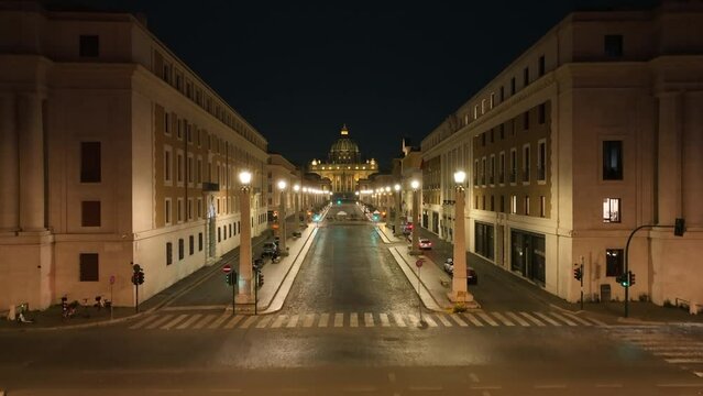 Basilica di San Pietro, Citt&agrave; del Vatricano, notte.
Suggestiva ripresa aerea con drone di Via della Conciliazione con in fondo il Vaticano.