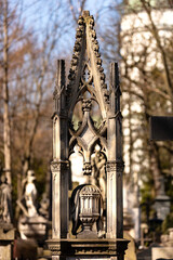 Cmentarz Powązkowski w Warszawie, zabytkowy cmentarz w centrum miasta. Rzeźby, krzyże i nagrobki.